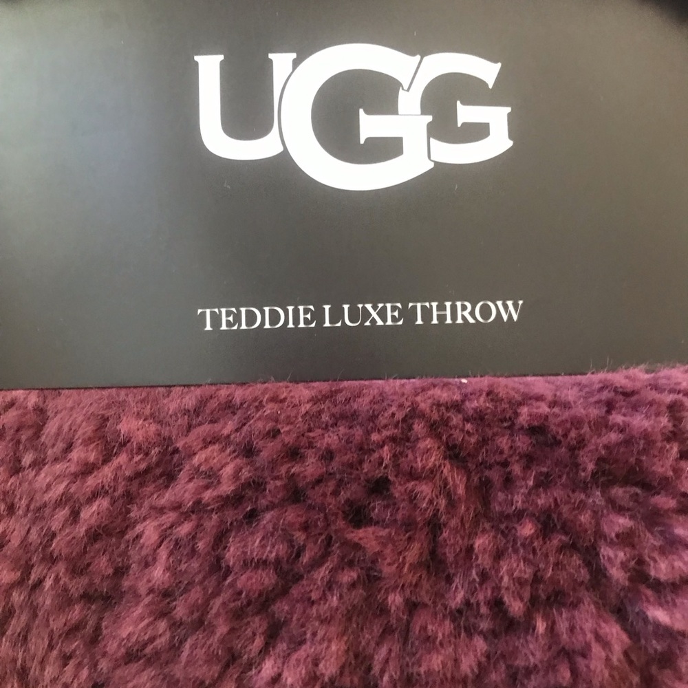 UGG Luxe  throw so very soft  in Cabernet color . - Picture 3 of 13